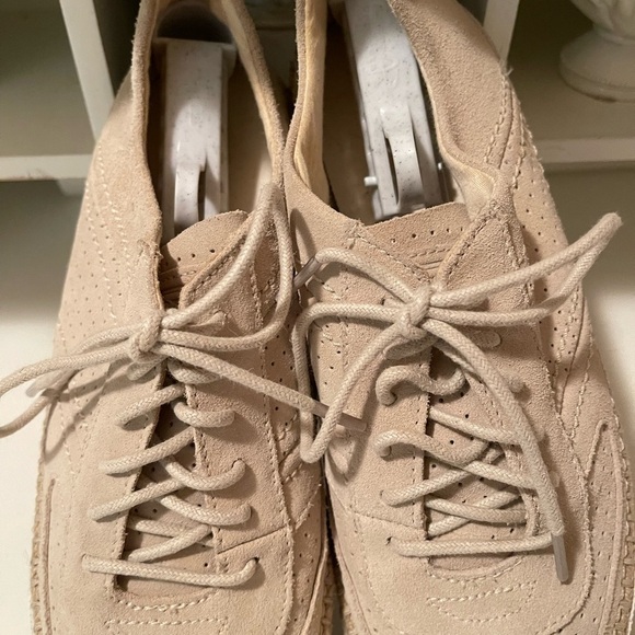 Coach beautiful shoes cream color with gorgeous design. Beautiful, comfy shoes. - Picture 8 of 13